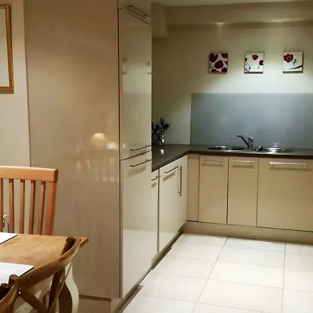 2 Oakleigh House *